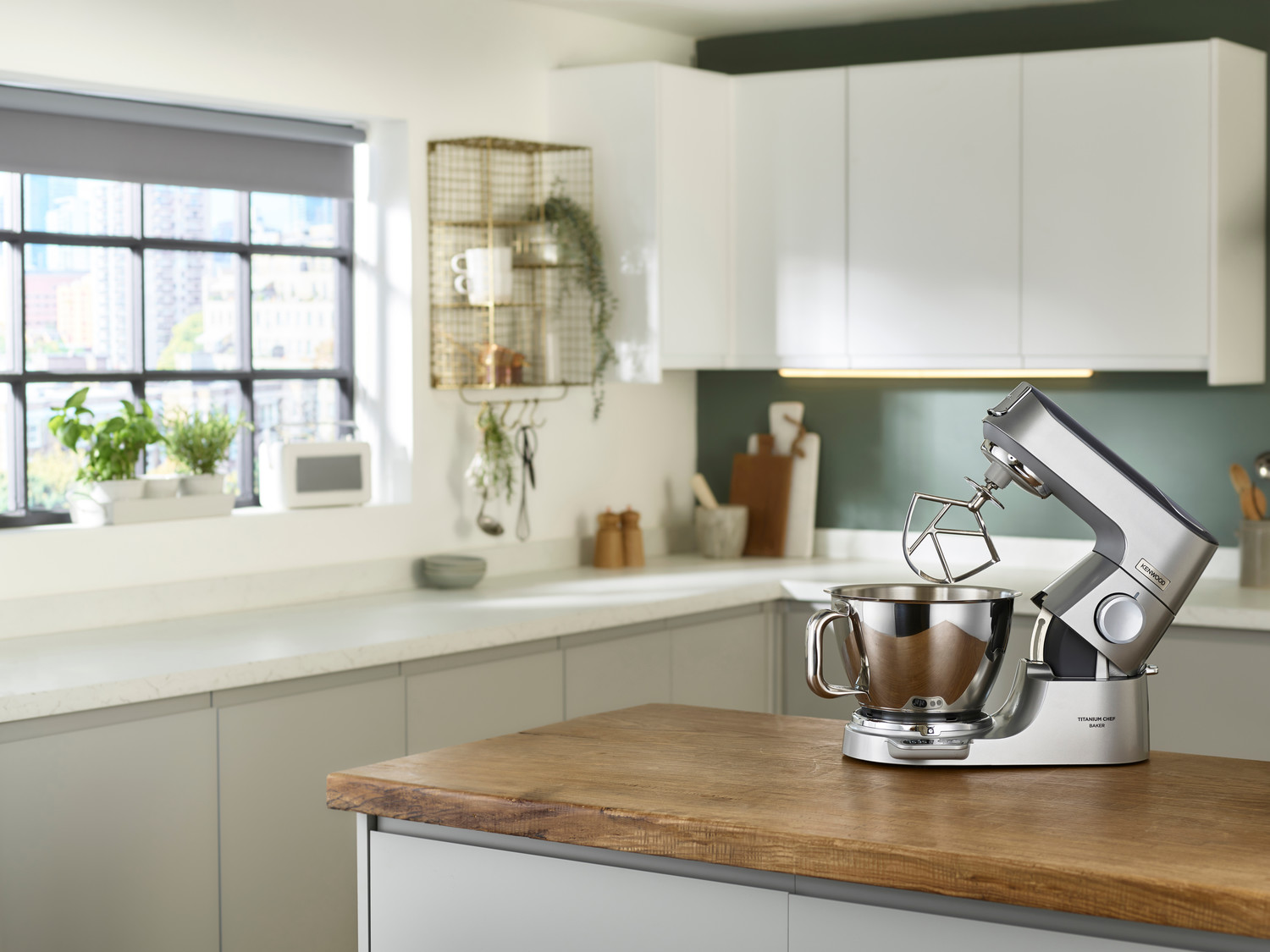 Küchenmaschine Titanium Chef Baker KVC85.124SI in moderner, heller Küche mit Edelstahl-Rührschüssel und Zubehör.