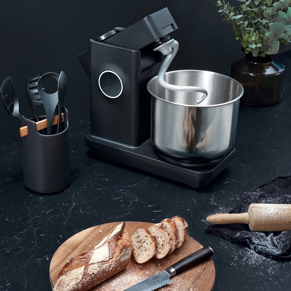 Küchenmaschine WILFA Probaker KM1B-70 in Schwarz mit Edelstahl-Rührschüssel und Zubehör für die gastronomische Anwendung.